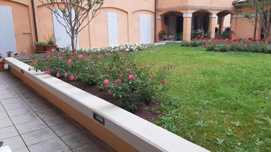 Апартаменты A Casa San Pietro - Bilocale Centro Storico - Cyclist-Friendly Кастель Сан Петро Терме Экстерьер фото